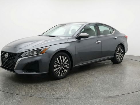 Used 2025 Nissan Altima 2.5 SV image 3