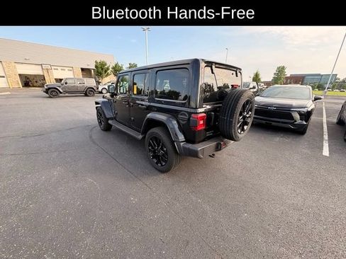 Used 2025 Jeep Wrangler Unlimited Sahara AWD/4WD image 5