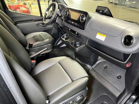 Used 2025 Mercedes-Benz Sprinter 2500 image 11