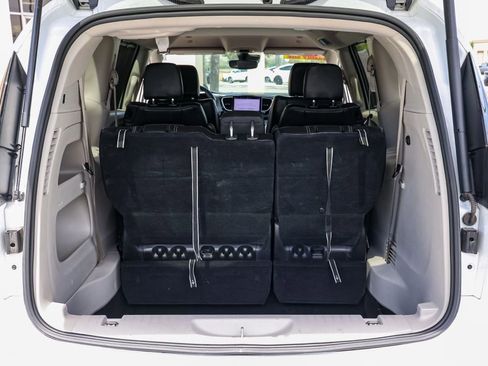 Used 2023 Chrysler Pacifica Touring-L FWD image 16