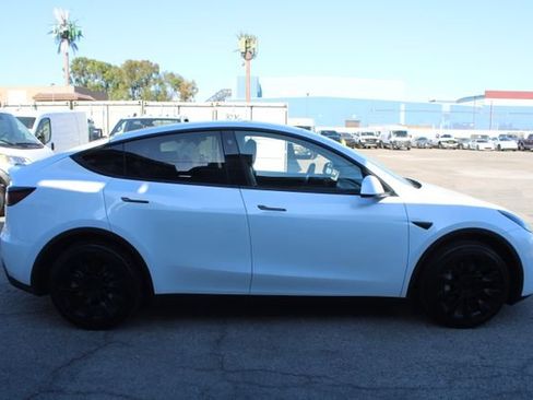 Used 2023 Tesla Model Y Long Range AWD/4WD image 3