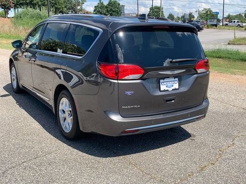 Used 2018 Chrysler Pacifica Touring-L Plus w/ Tire & Wheel Group FWD image 7