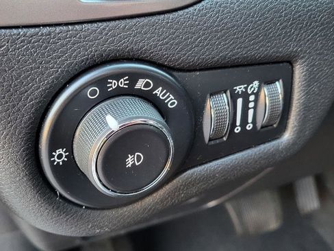 Used 2019 Jeep Cherokee Latitude Plus w/ Cold Weather Group image 9