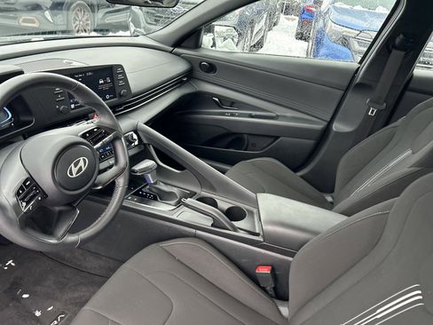 Certified 2025 Hyundai Elantra Sport image 19