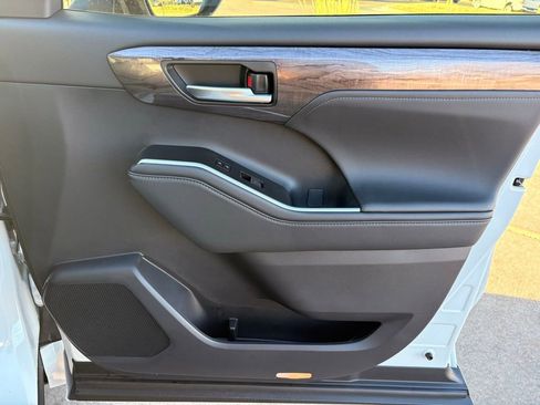 Used 2026 Toyota Highlander Platinum image 30