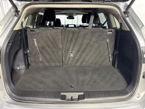 Used 2025 Toyota Highlander XLE AWD/4WD image 38