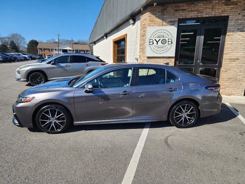 Used 2024 Toyota Camry SE image 2