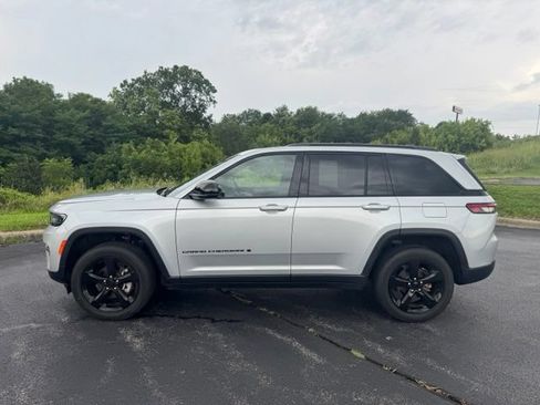 Used 2024 Jeep Grand Cherokee Altitude AWD/4WD image 6