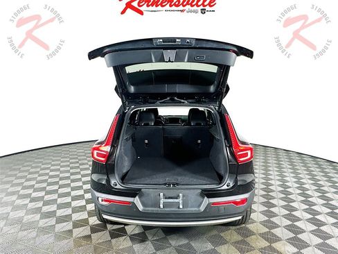 Used 2022 Volvo XC40 T4 Momentum image 28