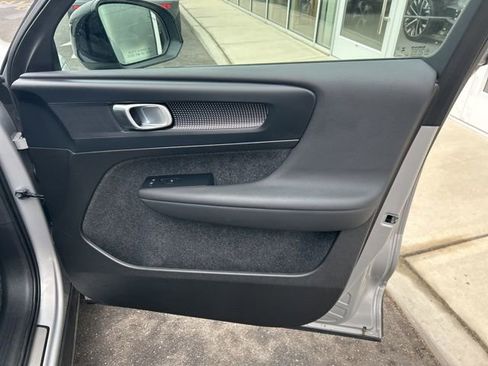 Certified 2025 Volvo XC40 B5 Plus AWD/4WD image 14