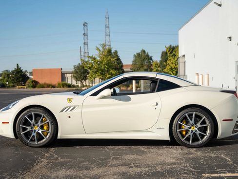 Used 2014 Ferrari California image 12