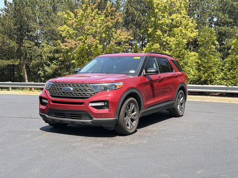 Used 2024 Ford Explorer XLT w/ Equipment Group 202A RWD image 14