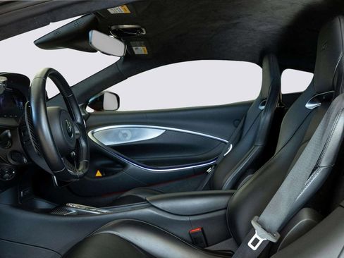 Used 2023 McLaren Artura image 11