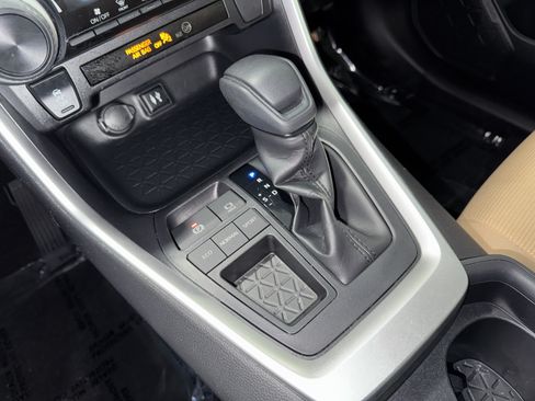Used 2019 Toyota RAV4 LE FWD image 22