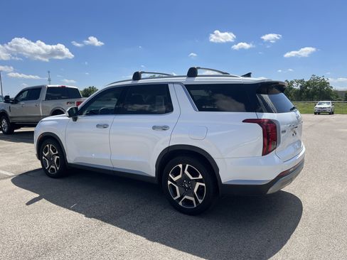 Used 2023 Hyundai Palisade SEL FWD image 3