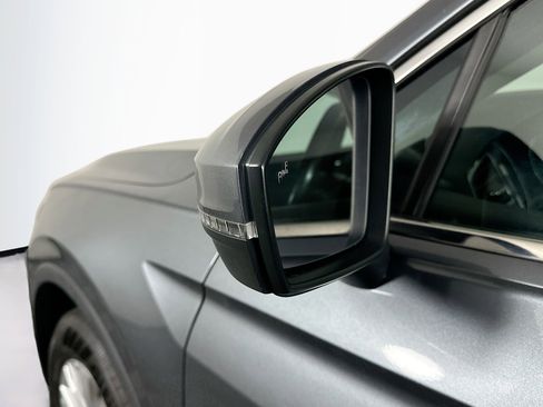 Used 2018 Volkswagen Tiguan SE w/ Panoramic Sunroof Package image 16