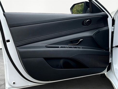 Certified 2025 Hyundai Elantra Sport image 23