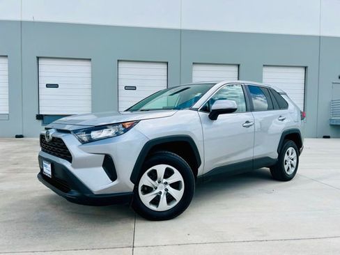 Used 2022 Toyota RAV4 LE image 1