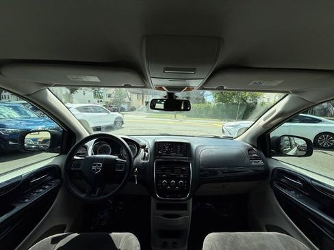 Used 2019 Dodge Grand Caravan SE w/ UConnect Hands-Free Group image 34