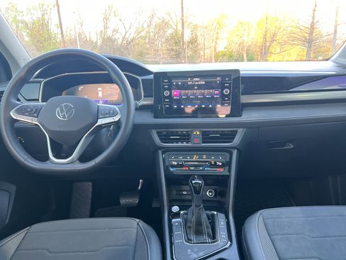 Certified 2025 Volkswagen Taos SE FWD image 27
