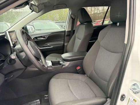 Used 2025 Toyota RAV4 XLE AWD/4WD image 19