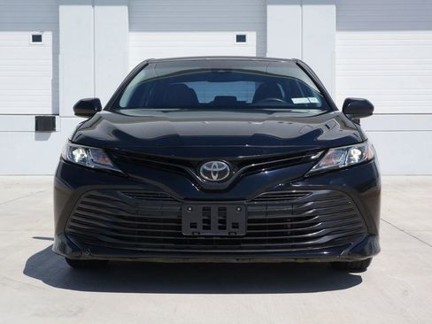 Used 2019 Toyota Camry LE image 3
