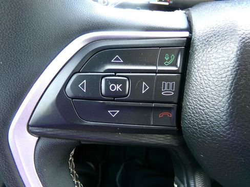 Used 2023 Jeep Grand Cherokee Altitude AWD/4WD image 17
