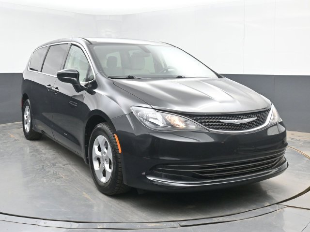 Used 2017 Chrysler Pacifica LX w/ Tire & Wheel Group FWD image 2