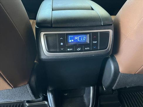 Used 2019 Toyota Highlander Limited FWD image 19