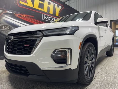 Used 2023 Chevrolet Traverse RS FWD image 2