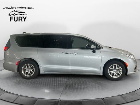 Used 2023 Chrysler Pacifica Touring-L FWD image 2