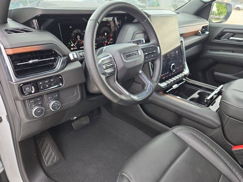 Used 2025 GMC Yukon XL Denali AWD/4WD image 13