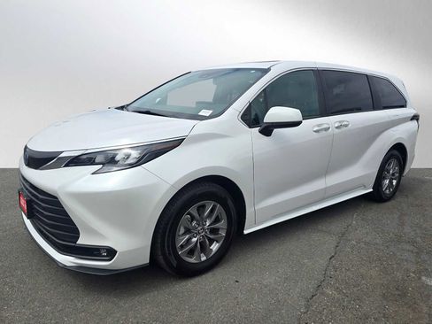 Used 2025 Toyota Sienna XLE AWD/4WD image 7