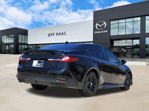 Used 2025 Toyota Camry SE image 3