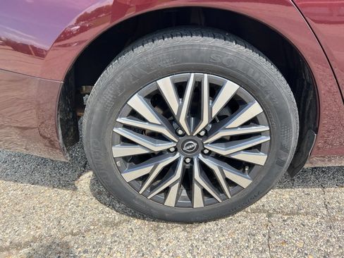 Used 2025 Nissan Altima 2.5 SV FWD image 13