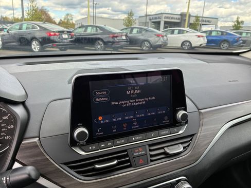 Used 2025 Nissan Altima 2.5 SV image 17