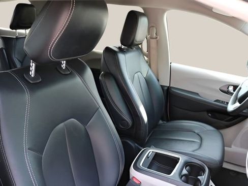 Used 2024 Chrysler Pacifica Select image 20