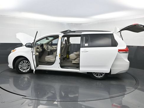 Used 2013 Toyota Sienna XLE FWD image 33