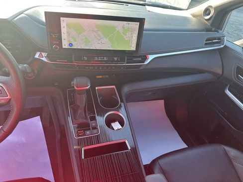 Used 2025 Toyota Sienna XLE Woodland Edition image 10
