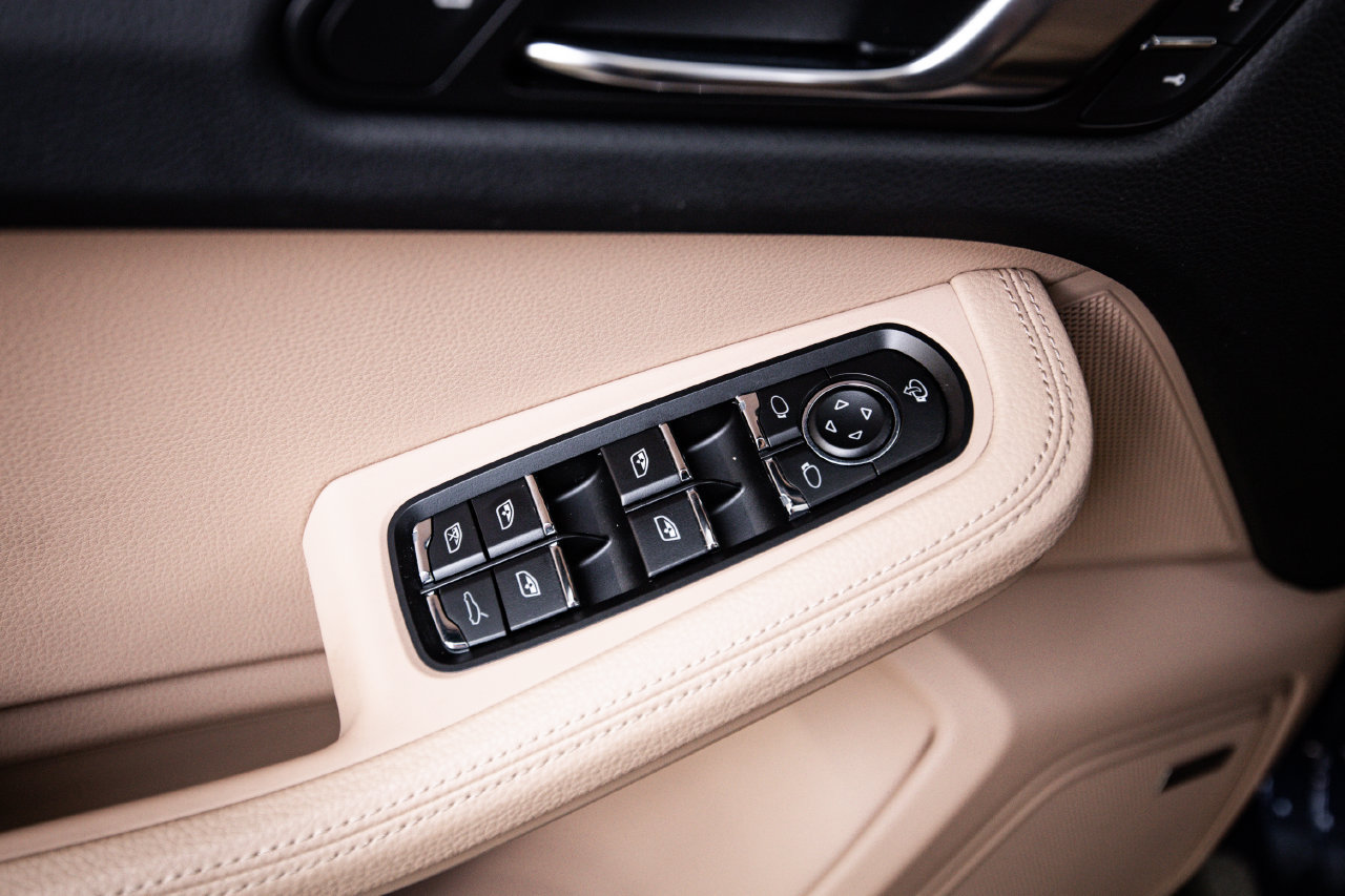 Certified 2026 Porsche Macan AWD/4WD image 22