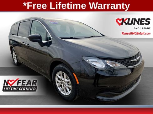 Used 2023 Chrysler Voyager LX image 1