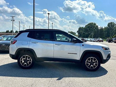 Used 2025 Jeep Compass Trailhawk AWD/4WD image 7