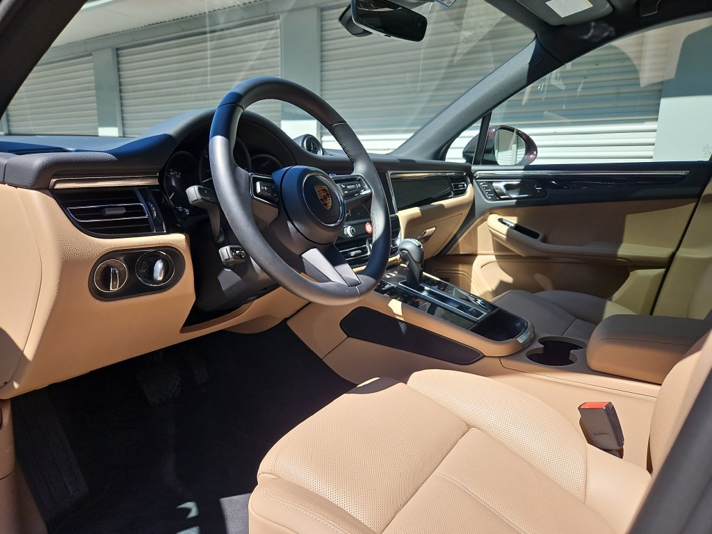 Certified 2026 Porsche Macan AWD/4WD image 4