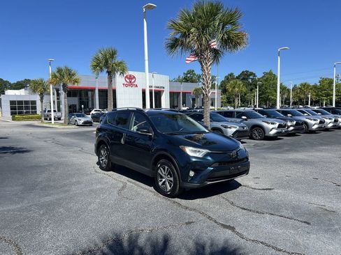 Used 2018 Toyota RAV4 XLE AWD/4WD image 2