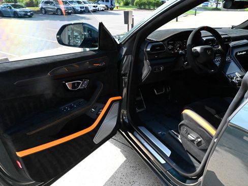 Used 2024 Lamborghini Urus Performante AWD/4WD image 15