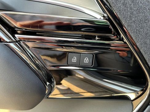 Used 2025 Land Rover Range Rover Sport SE image 25