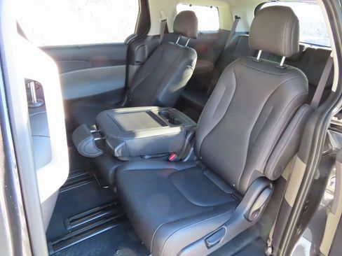 New 2026 Kia Carnival EX FWD image 22