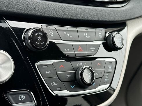 Used 2024 Chrysler Pacifica Touring-L image 21