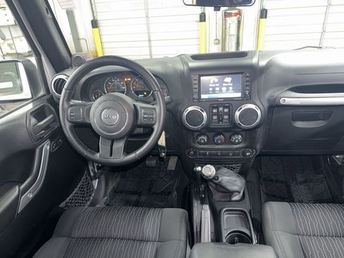 Used 2012 Jeep Wrangler Unlimited Sahara image 31