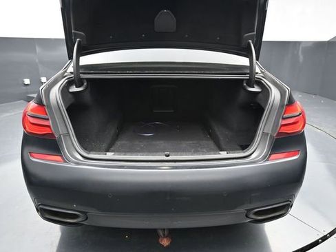 Used 2018 BMW 750i w/ Executive Package RWD image 9